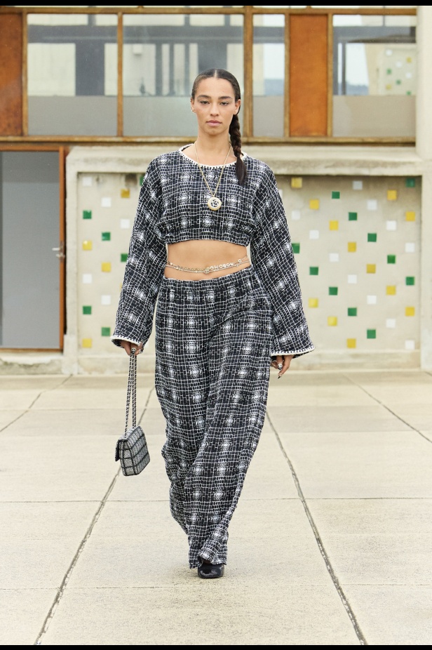 مرسيليا تستضيف عرض CHANEL لمجموعة Cruise 2024-2025: تصاميم عصرية تتناغم مع إرث كوكو شانيل