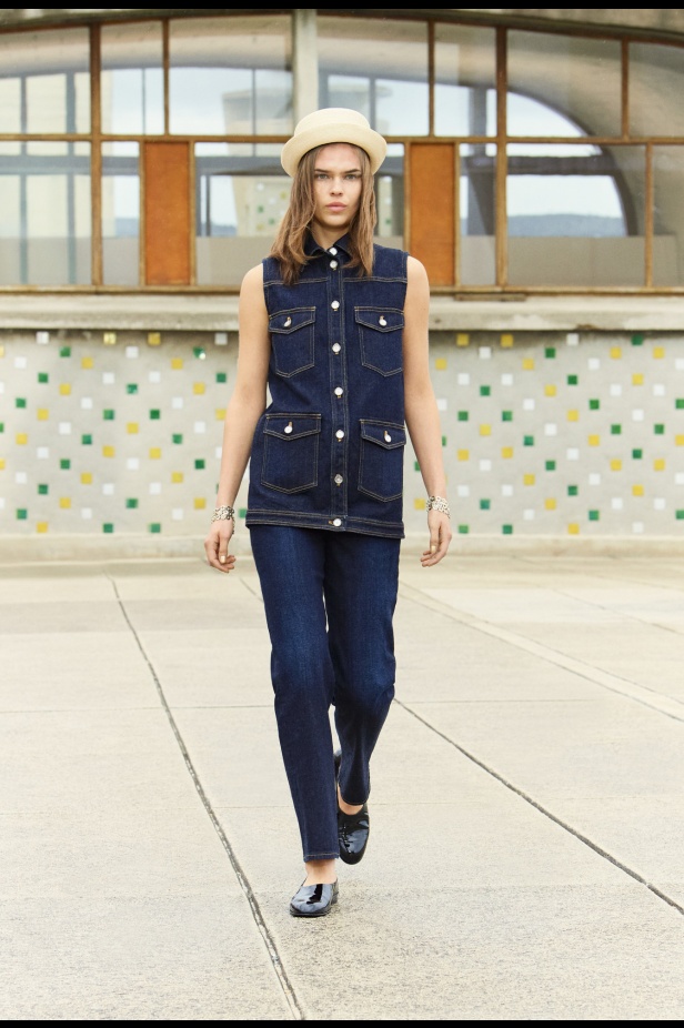 مرسيليا تستضيف عرض CHANEL لمجموعة Cruise 2024-2025: تصاميم عصرية تتناغم مع إرث كوكو شانيل