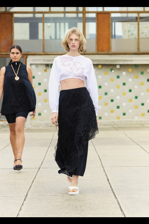 مرسيليا تستضيف عرض CHANEL لمجموعة Cruise 2024-2025: تصاميم عصرية تتناغم مع إرث كوكو شانيل