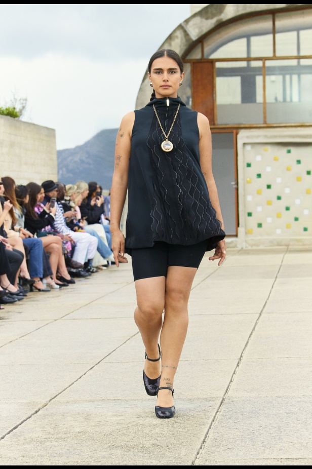 مرسيليا تستضيف عرض CHANEL لمجموعة Cruise 2024-2025: تصاميم عصرية تتناغم مع إرث كوكو شانيل