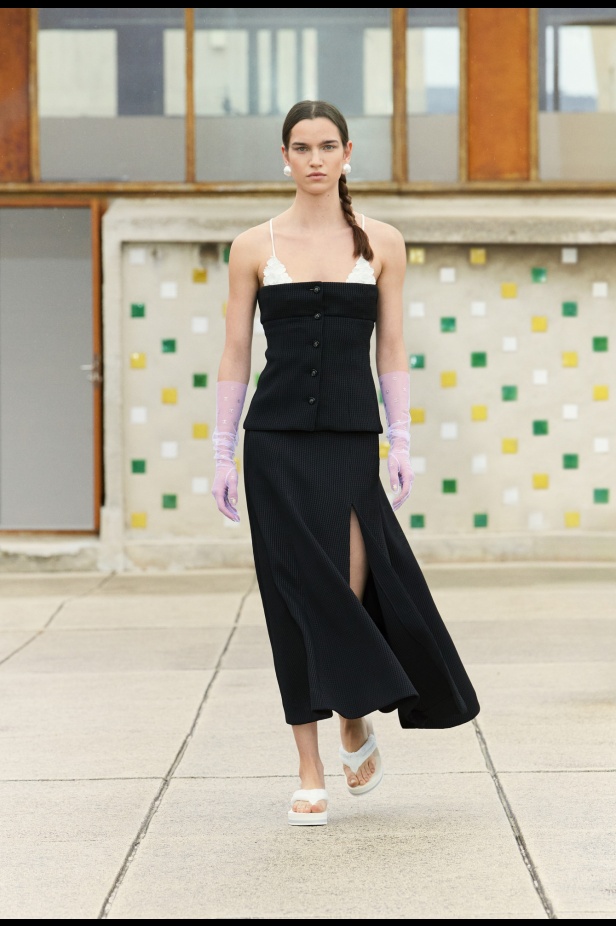 مرسيليا تستضيف عرض CHANEL لمجموعة Cruise 2024-2025: تصاميم عصرية تتناغم مع إرث كوكو شانيل