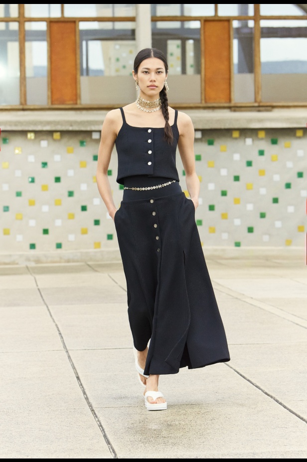 مرسيليا تستضيف عرض CHANEL لمجموعة Cruise 2024-2025: تصاميم عصرية تتناغم مع إرث كوكو شانيل