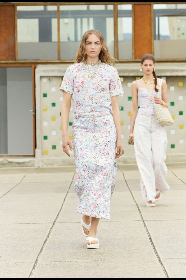 مرسيليا تستضيف عرض CHANEL لمجموعة Cruise 2024-2025: تصاميم عصرية تتناغم مع إرث كوكو شانيل