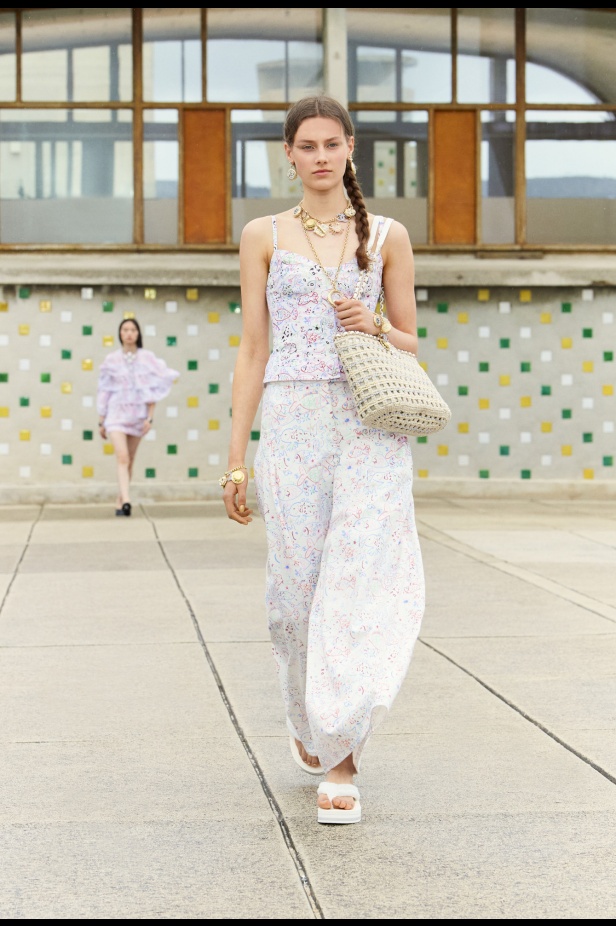 مرسيليا تستضيف عرض CHANEL لمجموعة Cruise 2024-2025: تصاميم عصرية تتناغم مع إرث كوكو شانيل