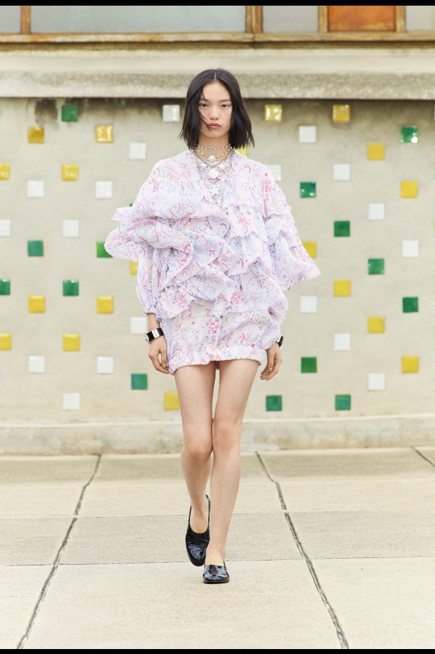 مرسيليا تستضيف عرض CHANEL لمجموعة Cruise 2024-2025: تصاميم عصرية تتناغم مع إرث كوكو شانيل