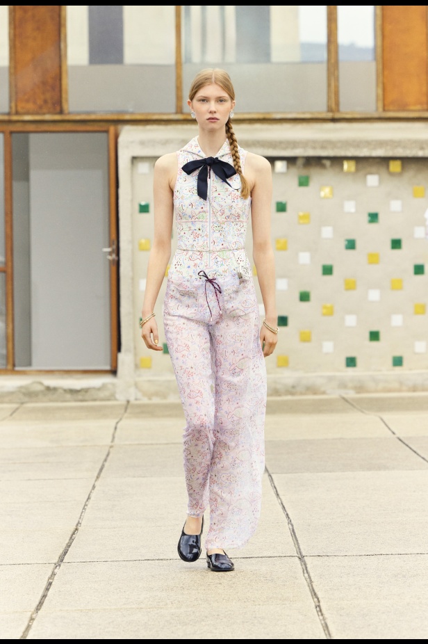 مرسيليا تستضيف عرض CHANEL لمجموعة Cruise 2024-2025: تصاميم عصرية تتناغم مع إرث كوكو شانيل