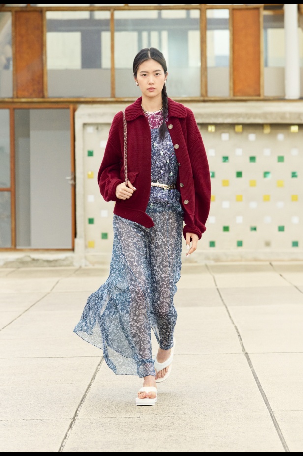 مرسيليا تستضيف عرض CHANEL لمجموعة Cruise 2024-2025: تصاميم عصرية تتناغم مع إرث كوكو شانيل