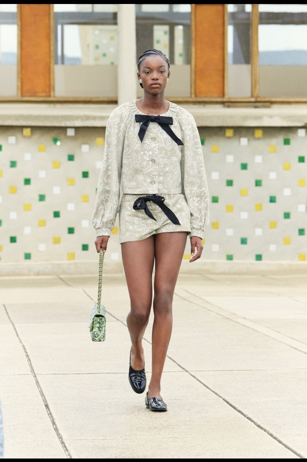 مرسيليا تستضيف عرض CHANEL لمجموعة Cruise 2024-2025: تصاميم عصرية تتناغم مع إرث كوكو شانيل