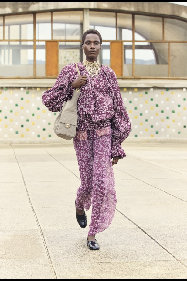 مرسيليا تستضيف عرض CHANEL لمجموعة Cruise 2024-2025: تصاميم عصرية تتناغم مع إرث كوكو شانيل