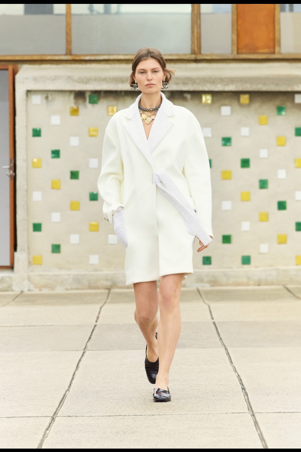 مرسيليا تستضيف عرض CHANEL لمجموعة Cruise 2024-2025: تصاميم عصرية تتناغم مع إرث كوكو شانيل