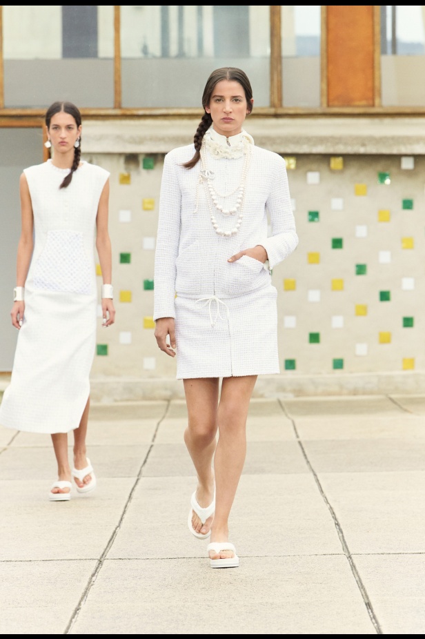 مرسيليا تستضيف عرض CHANEL لمجموعة Cruise 2024-2025: تصاميم عصرية تتناغم مع إرث كوكو شانيل