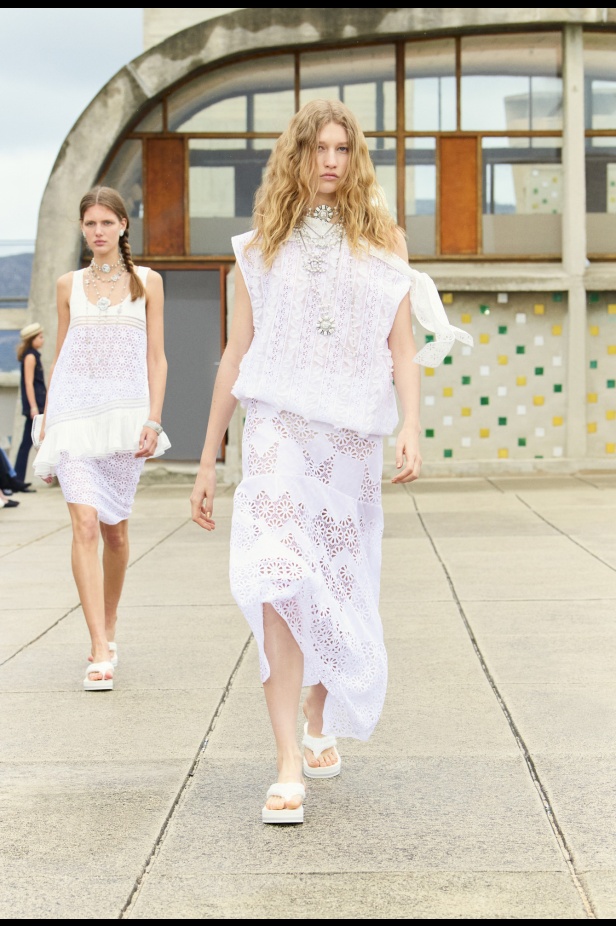 مرسيليا تستضيف عرض CHANEL لمجموعة Cruise 2024-2025: تصاميم عصرية تتناغم مع إرث كوكو شانيل