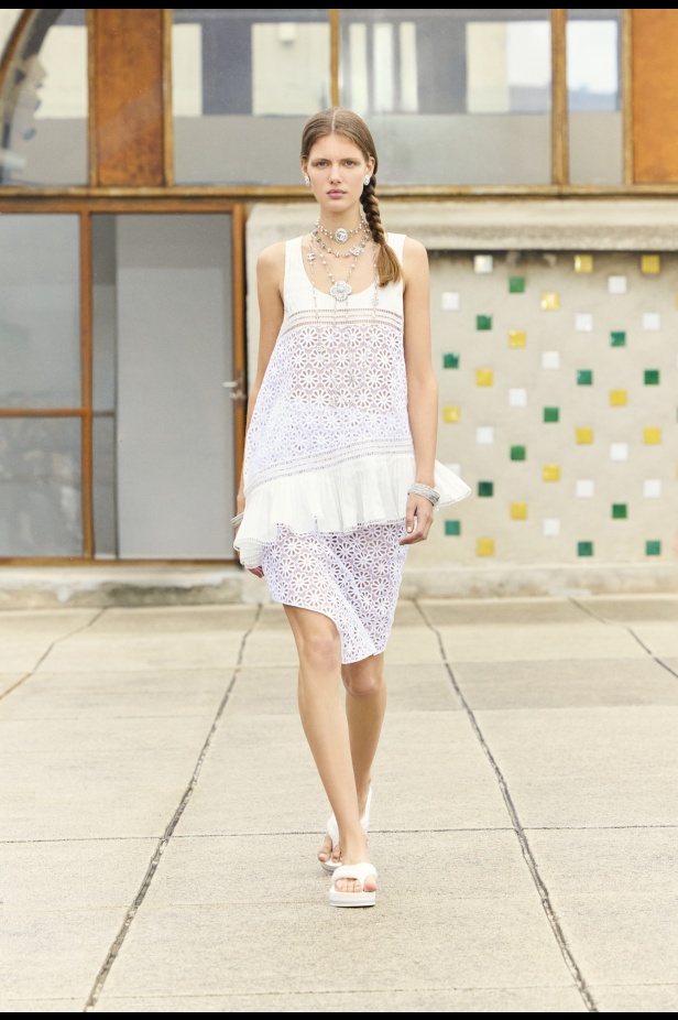 مرسيليا تستضيف عرض CHANEL لمجموعة Cruise 2024-2025: تصاميم عصرية تتناغم مع إرث كوكو شانيل