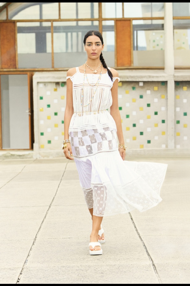 مرسيليا تستضيف عرض CHANEL لمجموعة Cruise 2024-2025: تصاميم عصرية تتناغم مع إرث كوكو شانيل