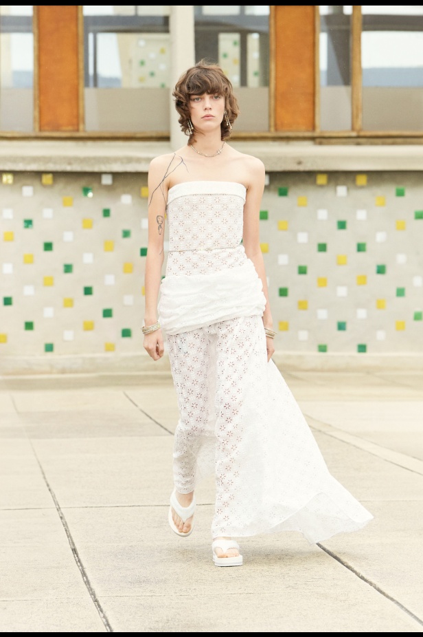 مرسيليا تستضيف عرض CHANEL لمجموعة Cruise 2024-2025: تصاميم عصرية تتناغم مع إرث كوكو شانيل