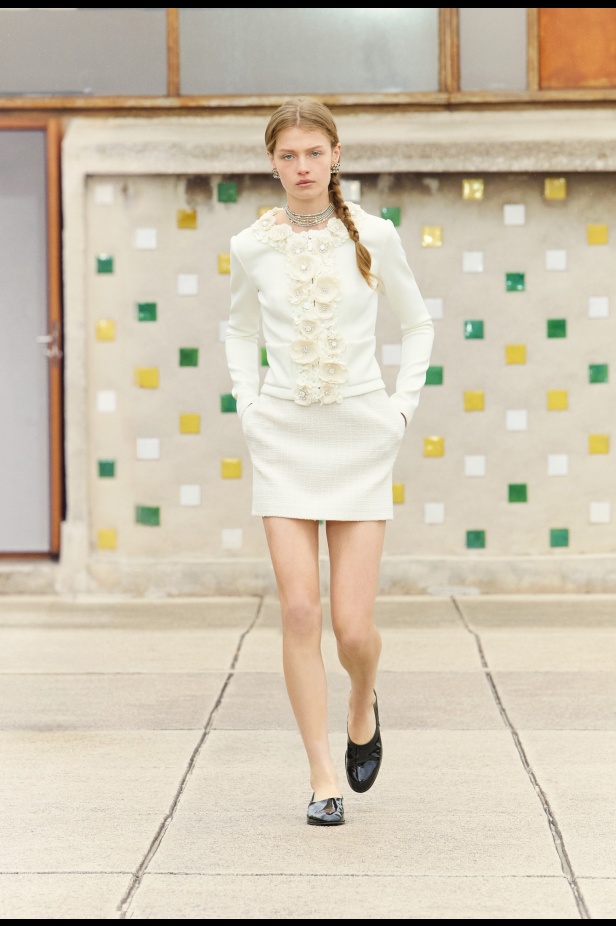 مرسيليا تستضيف عرض CHANEL لمجموعة Cruise 2024-2025: تصاميم عصرية تتناغم مع إرث كوكو شانيل