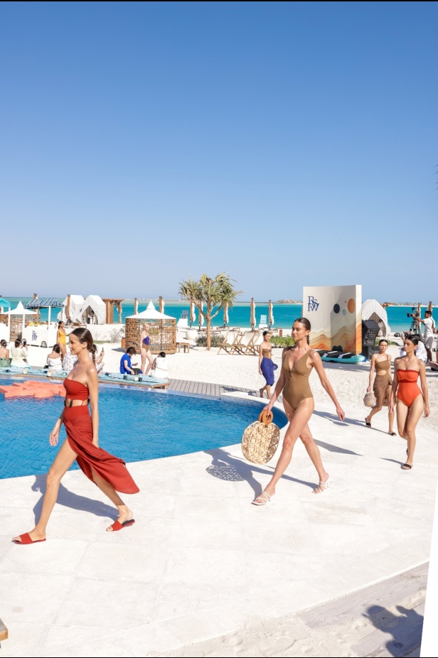 مجموعة متميّزة لعلامة EAU... أجمل تصاميم فساتين البحر وبدل السباحة