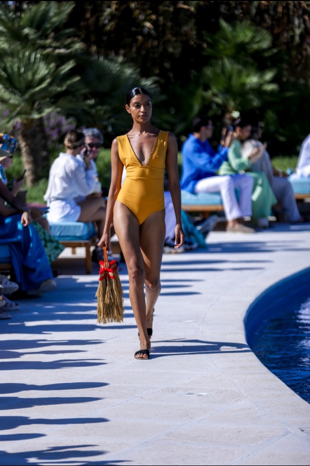 مجموعة متميّزة لعلامة EAU... أجمل تصاميم فساتين البحر وبدل السباحة