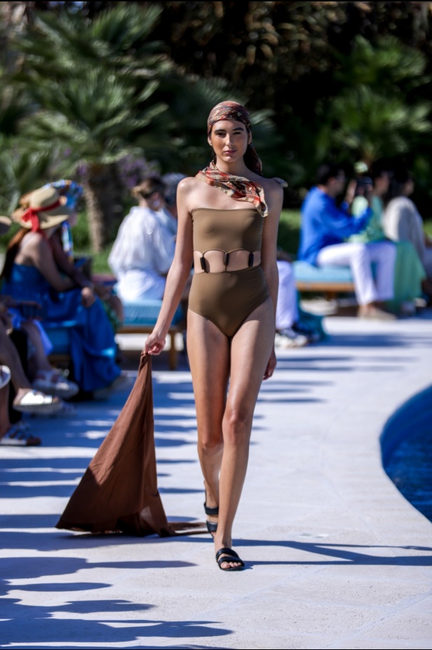 مجموعة متميّزة لعلامة EAU... أجمل تصاميم فساتين البحر وبدل السباحة