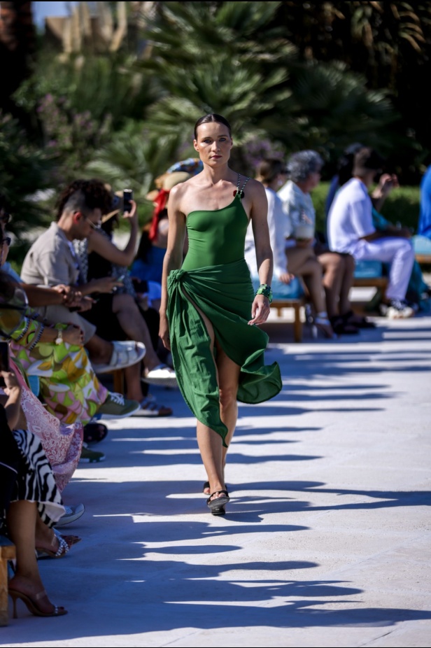 مجموعة متميّزة لعلامة EAU... أجمل تصاميم فساتين البحر وبدل السباحة