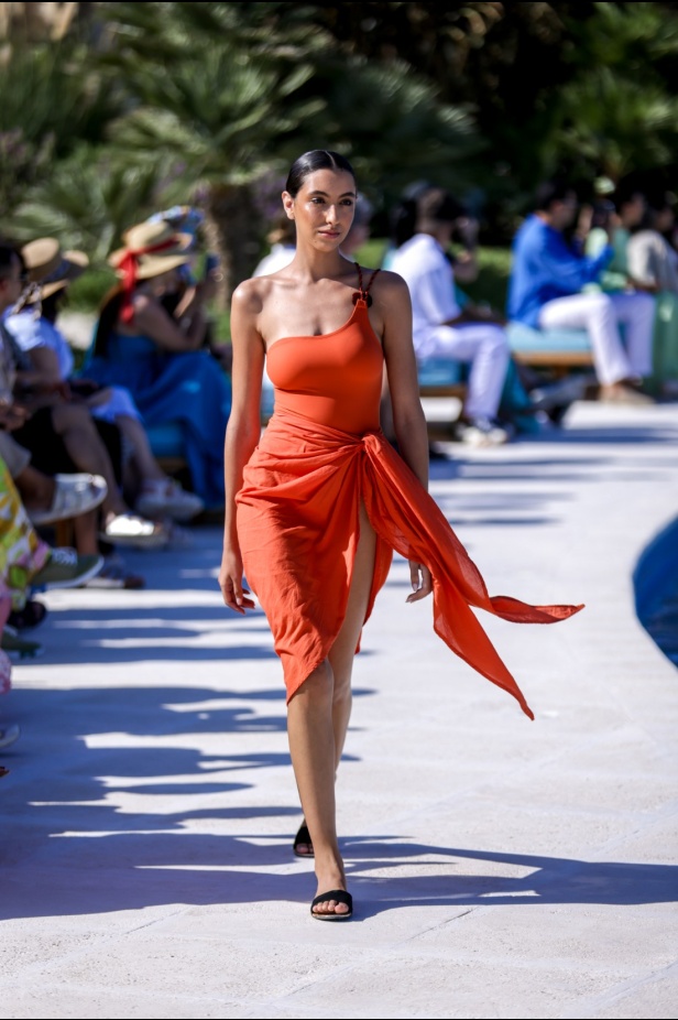 مجموعة متميّزة لعلامة EAU... أجمل تصاميم فساتين البحر وبدل السباحة