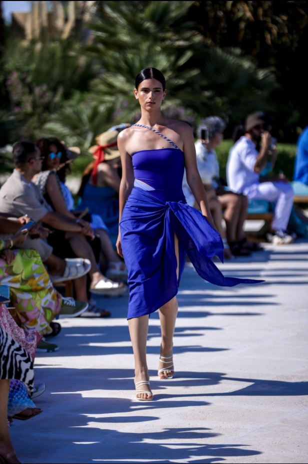 مجموعة متميّزة لعلامة EAU... أجمل تصاميم فساتين البحر وبدل السباحة