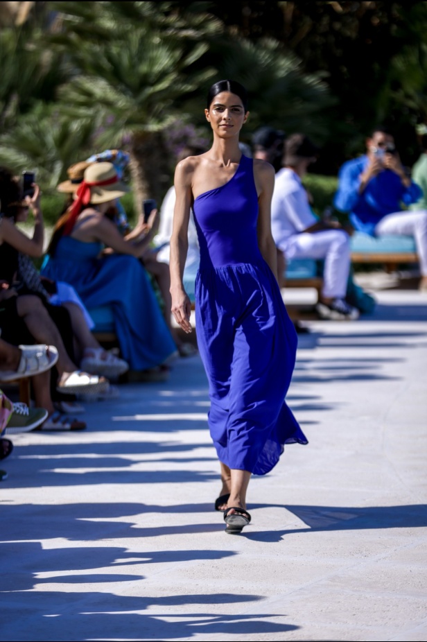 مجموعة متميّزة لعلامة EAU... أجمل تصاميم فساتين البحر وبدل السباحة