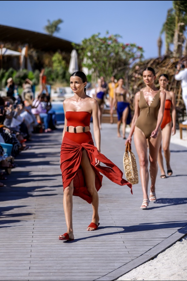 مجموعة متميّزة لعلامة EAU... أجمل تصاميم فساتين البحر وبدل السباحة