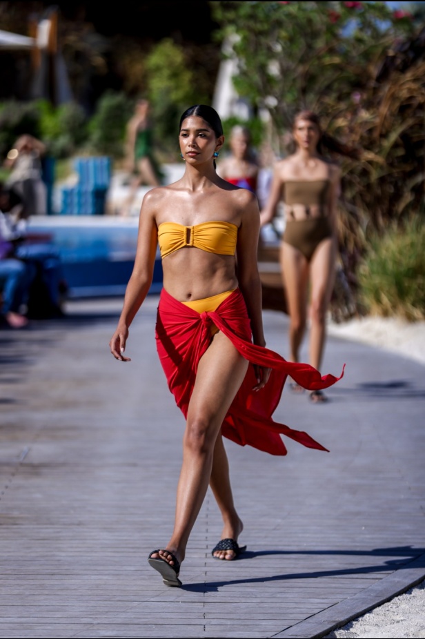 مجموعة متميّزة لعلامة EAU... أجمل تصاميم فساتين البحر وبدل السباحة