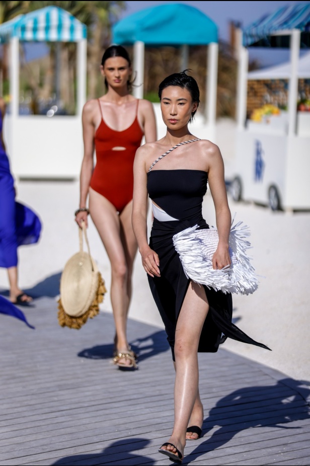 مجموعة متميّزة لعلامة EAU... أجمل تصاميم فساتين البحر وبدل السباحة