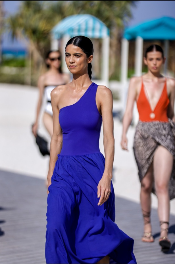 مجموعة متميّزة لعلامة EAU... أجمل تصاميم فساتين البحر وبدل السباحة