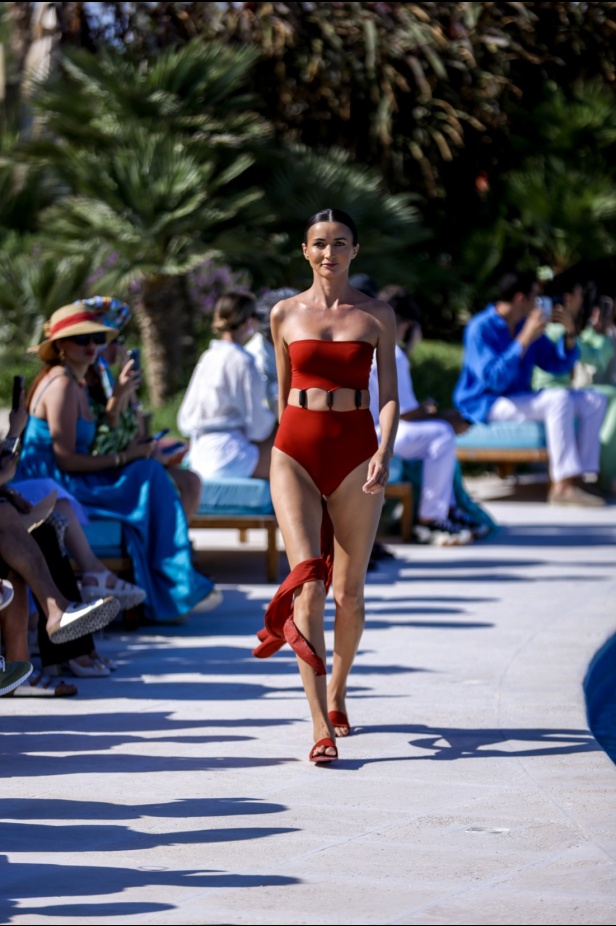 مجموعة متميّزة لعلامة EAU... أجمل تصاميم فساتين البحر وبدل السباحة