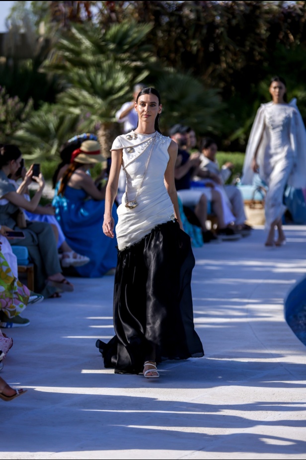 سارة التويم تأخذ الحضور في أسبوع الموضة في البحر الأحمر برحلة إلى أعماق البحار