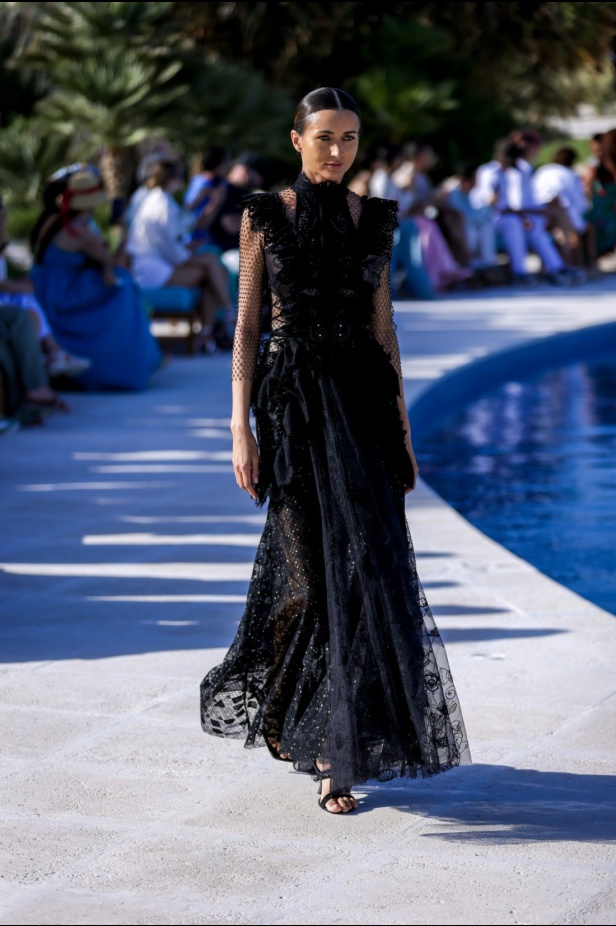 سارة التويم تأخذ الحضور في أسبوع الموضة في البحر الأحمر برحلة إلى أعماق البحار