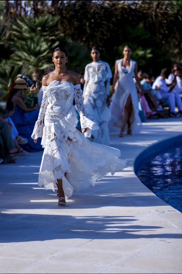 سارة التويم تأخذ الحضور في أسبوع الموضة في البحر الأحمر برحلة إلى أعماق البحار