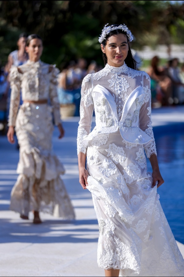 سارة التويم تأخذ الحضور في أسبوع الموضة في البحر الأحمر برحلة إلى أعماق البحار