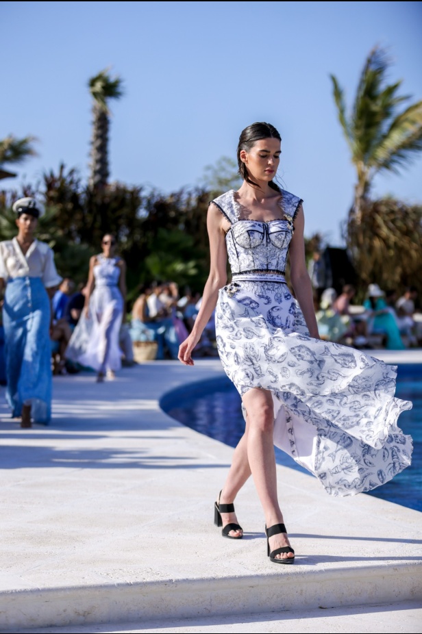 سارة التويم تأخذ الحضور في أسبوع الموضة في البحر الأحمر برحلة إلى أعماق البحار