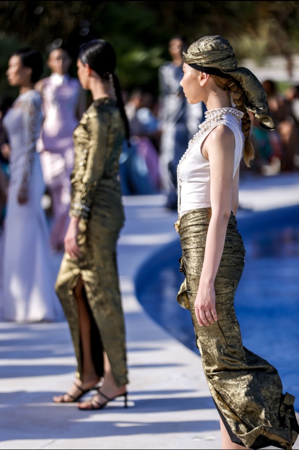 سارة التويم تأخذ الحضور في أسبوع الموضة في البحر الأحمر برحلة إلى أعماق البحار