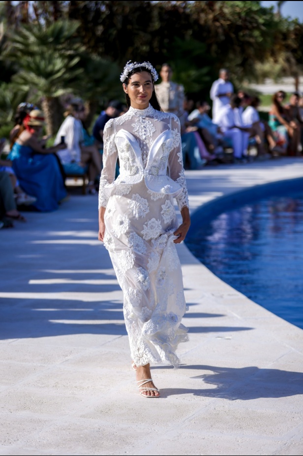 سارة التويم تأخذ الحضور في أسبوع الموضة في البحر الأحمر برحلة إلى أعماق البحار