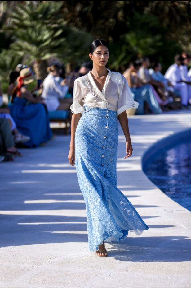 سارة التويم تأخذ الحضور في أسبوع الموضة في البحر الأحمر برحلة إلى أعماق البحار