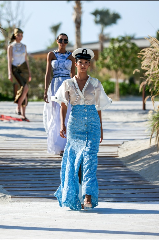 سارة التويم تأخذ الحضور في أسبوع الموضة في البحر الأحمر برحلة إلى أعماق البحار