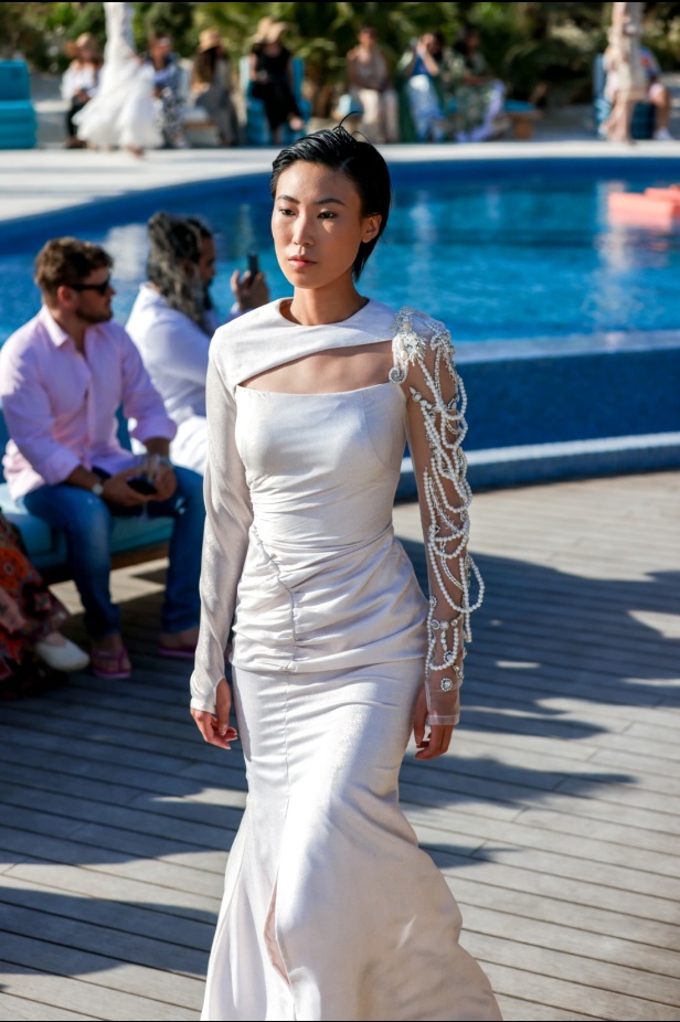 سارة التويم تأخذ الحضور في أسبوع الموضة في البحر الأحمر برحلة إلى أعماق البحار