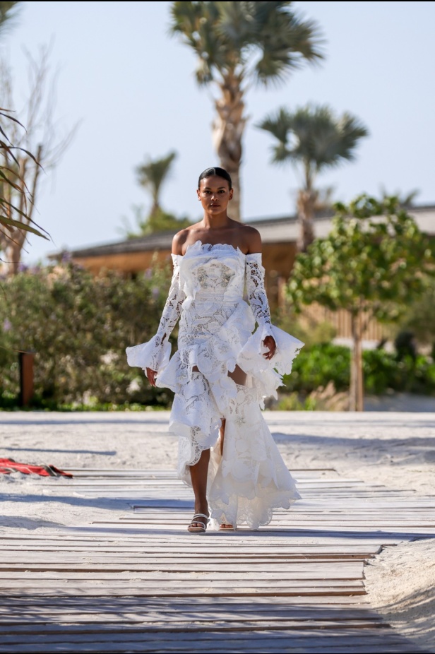 سارة التويم تأخذ الحضور في أسبوع الموضة في البحر الأحمر برحلة إلى أعماق البحار