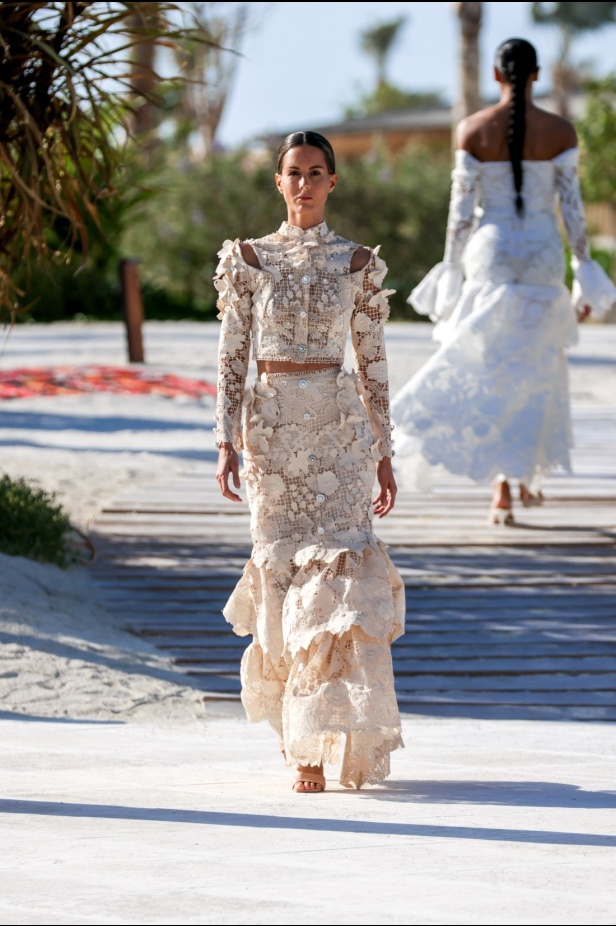 سارة التويم تأخذ الحضور في أسبوع الموضة في البحر الأحمر برحلة إلى أعماق البحار