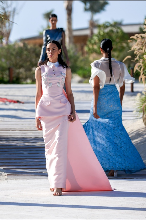 سارة التويم تأخذ الحضور في أسبوع الموضة في البحر الأحمر برحلة إلى أعماق البحار