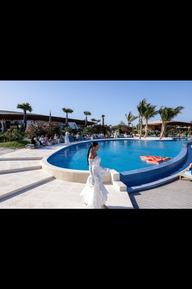 سارة التويم تأخذ الحضور في أسبوع الموضة في البحر الأحمر برحلة إلى أعماق البحار