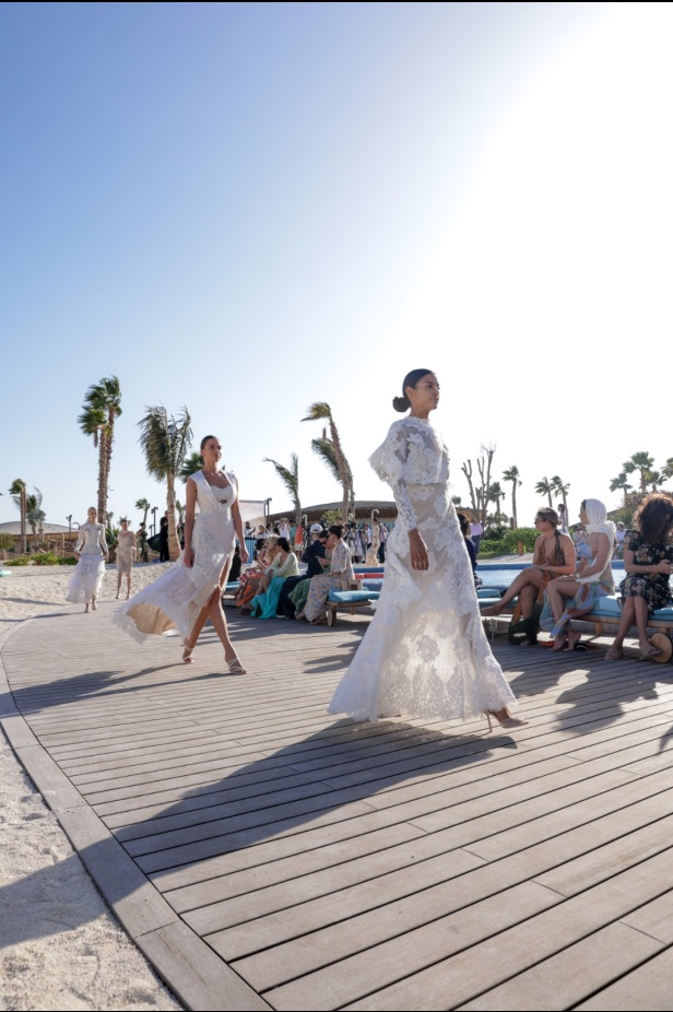 سارة التويم تأخذ الحضور في أسبوع الموضة في البحر الأحمر برحلة إلى أعماق البحار