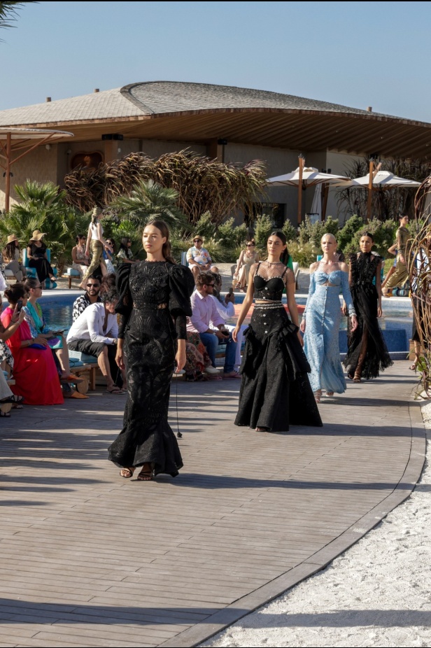 سارة التويم تأخذ الحضور في أسبوع الموضة في البحر الأحمر برحلة إلى أعماق البحار