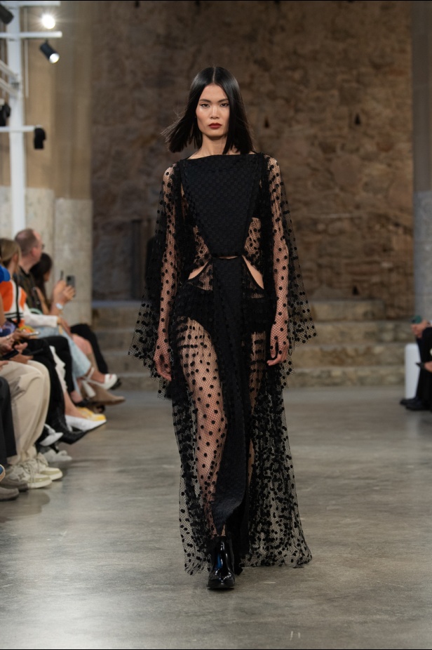 مجموعة Louis Vuitton لـCruise 2025.. تصاميم لافتة مزجت بين الماضي العريق والحداثة