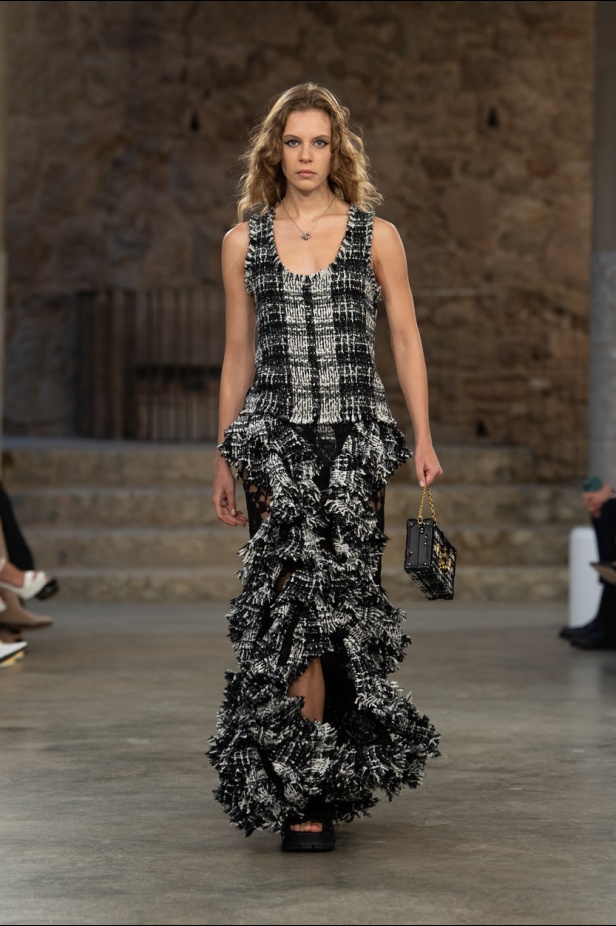 مجموعة Louis Vuitton لـCruise 2025.. تصاميم لافتة مزجت بين الماضي العريق والحداثة